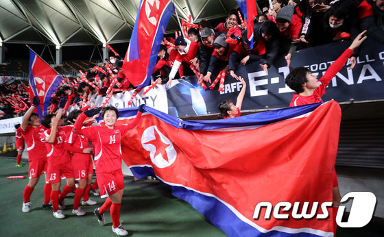 북한 여자축구대표팀이 오는 12월 부산에서 열리는 EAFF E-1 챔피언십 불참을 선언했다. 사진은 지난 2017년 일본 지바에서 열린 2017년 대회 모습. 당시 북한은 3전 전승으로 우승을 차지한 바 있다. © News1