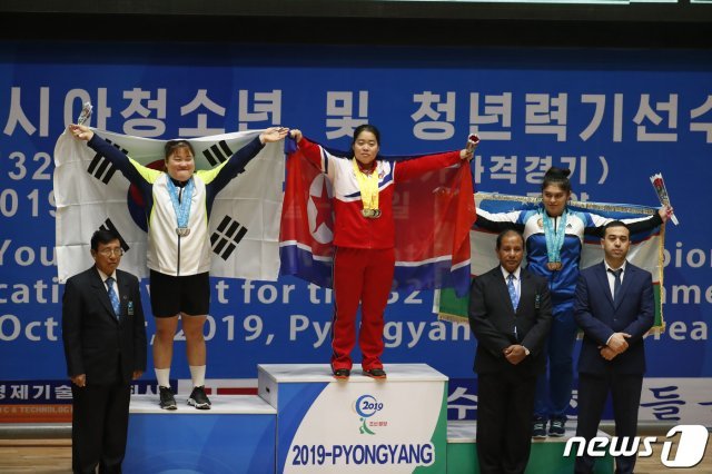 2019 아시아 유소년·주니어 역도선수권 대회 남북이 함께 시상대에 서 있는 모습.  뉴스1 © News1 사진공동취재단