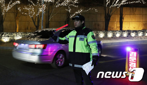 차량을 검문하는 경찰. 사진=뉴스1
