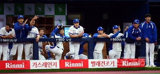 29일 서울 고척스카이돔에서 한국야구대표팀이 상무 야구단과 연습경기를 가졌다. 6회초 무사 만루에서 한국 양의지의 밀어내기 볼넷 때 더그아웃의 동료들이 환호하고 있다. 고척｜김민성 기자 marineboy@donga.com