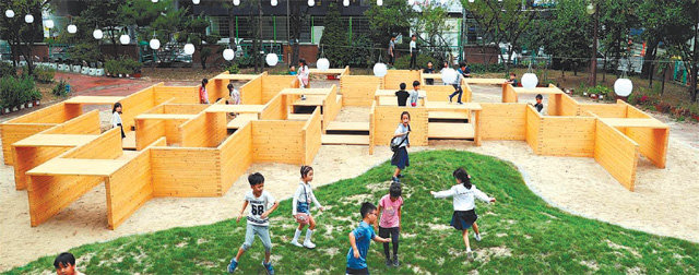 학교 공간을 혁신적으로 바꿔 학생에게 삶의 공간을 제공한 인천부흥초등학교 놀이터 ‘재미로’. 인천시교육청 제공