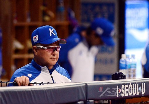 29일 서울 고척스카이돔에서 한국야구대표팀이 상무 야구단과 연습경기를 가졌다. 한국 김경문 감독이 경기를 지켜보고 있다. 고척｜김민성 기자 marineboy@donga.com