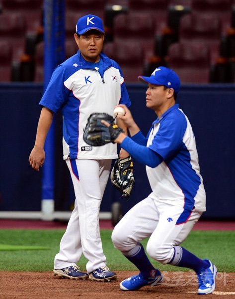29일 서울 고척스카이돔에서 한국야구대표팀이 훈련을 가졌다. 야구대표팀 양의지가 박세혁의 훈련을 지켜보고 있다. 고척｜김민성 기자 marineboy@donga.com