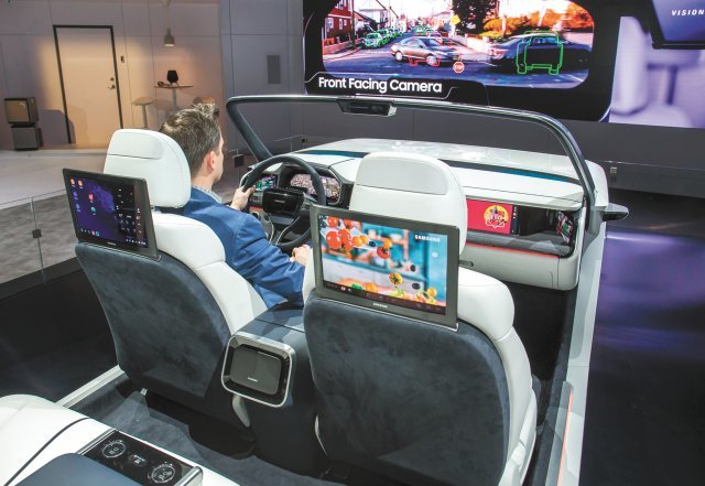 미국 라스베이거스에서 열린 세계 최대 전자 전시회 ‘CES 2019’ 삼성전자 전시관에서 모델이 개인에게 최적화된 환경과 인포테인먼트 시스템을 제공하는 차량용 ‘디지털 콕핏 2019’를 시연하고 있다.