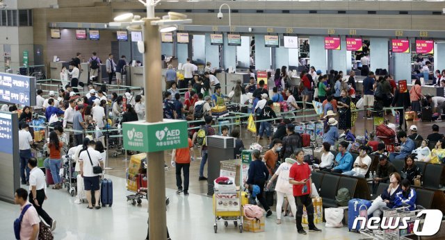 일본의 경제보복 조치로 여행자제와 불매운동이 한창인 분위기 속에 지난 7월30일 오전 인천국제공항 1터미널 베트남 하노이행 비엣젯 체크인 카운터에 여행객이 길게 줄 서 있다. © News1