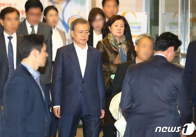 문재인 대통령이 29일 오후 부산 중구의 한 병원에서 모친 강한옥 여사의 임종을 지켜본 후 차량에 탑승해 빈소로 이동하고 있다. 청와대는 문재인 대통령의 모친 강한옥 여사가 29일 부산 시내의 한 병원에서 별세했다고 전했다. 향년 92세. 2019.10.29/뉴스1 © News1