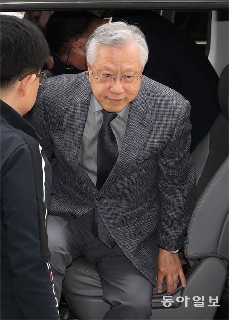 2009년 3월부터 2013년 11월까지 KT 수장이었던 이 전 회장은 2012년 하반기 대졸 신입사원 공채와 고졸 공채에서 특정 지원자를 합격시키라고 지시한 혐의를 받고 있다. 사진은 이 전 회장이 지난 4월 구속영장 실질심사를 받기 위해 서울 남부지법에 출석하는 모습. 김재명 기자 base@donga.com