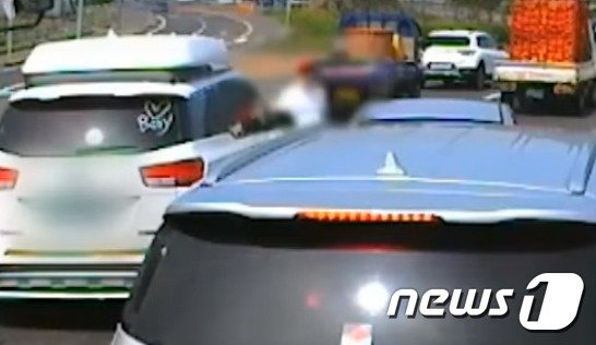 제주동부경찰서에 따르면 카니발 차량 운전자 A씨(33)는 7월4일 오전 10시40분쯤 제주시 조천읍 도로에서 일명 ‘칼치기’ 운전을 하던 중 이에 항의하는 운전자 B씨에게 폭력을 행사한 혐의로 입건됐다. 사진은 사건 당시 주변 차량 블랙박스에 찍힌 A씨.2019.8.16/뉴스1© 뉴스1