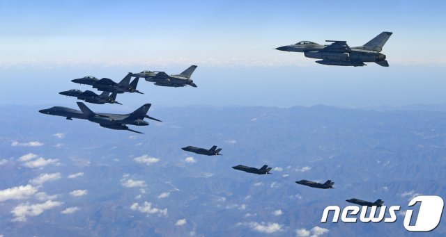6일 공군 F-15K 전투기와 미군 B-1B 전략폭격기 등 양국 항공기가 편대를 이루어 한반도 상공을 비행하고 있다. (공군 항공촬영사 제공) 2017.12.6/뉴스1