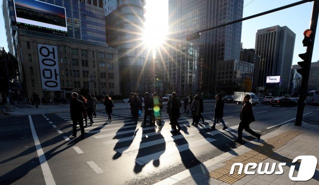 서울 광화문네거리에서 시민들이 출근길 발걸음을 옮기고 있다. 2018.11.12/뉴스1