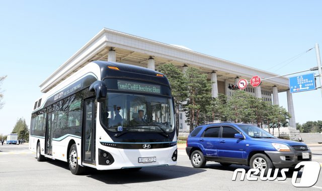 서울 여의도 국회의사당 주변을 고 있는 수소버스. /뉴스1DB