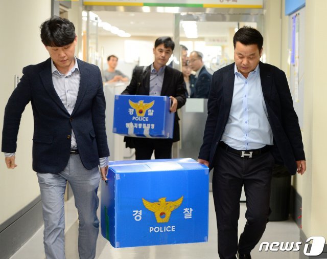 전남대병원 채용비리 의혹을 수사하고 있는 경찰이 30일 오전 광주 동구 학동 전남대병원 본원 행정동에서 압수수색을 마친 뒤 압수물품을 옮기고 있다. 2019.10.30 /뉴스1 © News1