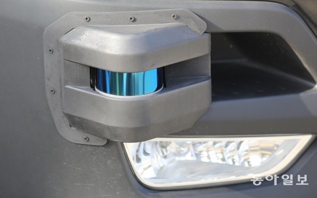 차 범퍼에는 이러한 4개의 레이더가 설치돼 있었다.