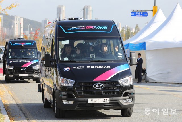 핸들을 잡지 않는 모습을 위해 손을 떼라고 했으나 어차피 사진은 정지된 모습이었다.
(물론 차는 천천히 앞으로 나아갔다.)