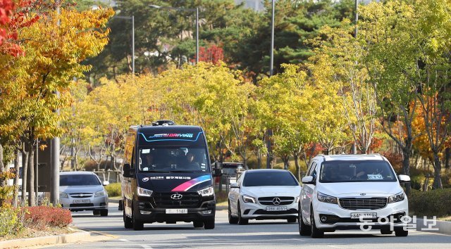자율주행버스가 2차선 도로를 달리고 있다.