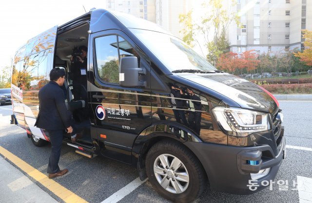 미리 어플로 승차를 예약했던 연구원이 자율주행버스에 올라타고 있다.