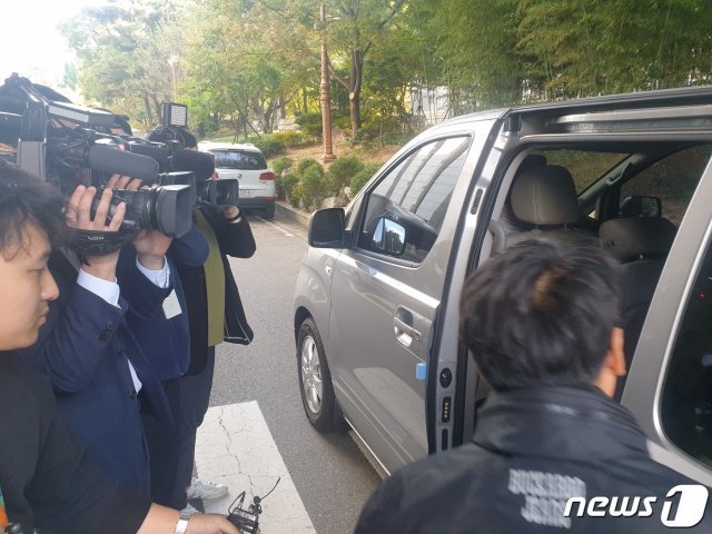 패스트트랙(신속처리안건) 지정 과정에서 벌어진 국회 내 물리력 행사와 몸싸움을 둘러싼 고소·고발사건을 수사 중인 서울남부지검 공공수사부소속 검사와 수사관들이 압수품을 들고 30일 오후 국회방송을 빠져나가고 있다. 2019.10.30/뉴스1 © News1