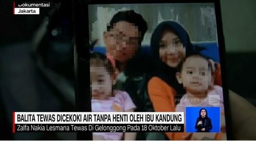 집 안에서 숨진 채 발견된 엄마와 아이. 아이의 아버지와 함께 찍은 사진. 사진= CNN 인도네시아 갈무리