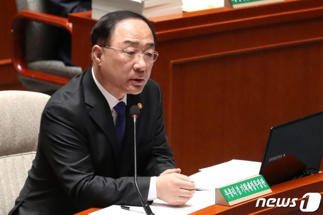 홍남기 경제부총리겸 기획재정부 장관이 30일 서울 여의도 국회에서 열린 예산결산특별위원회 전체회의에서 질의에 답하고 있다. 2019.10.30/뉴스1 © News1