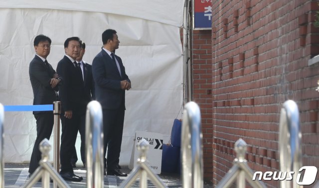 손학규 바른미래당 대표가 30일 오후 부산 수영구 남천성당 문재인 대통령의 모친 故강한옥 여사의 빈소를 조문하고 있다. 2019.10.30/뉴스1 © News1