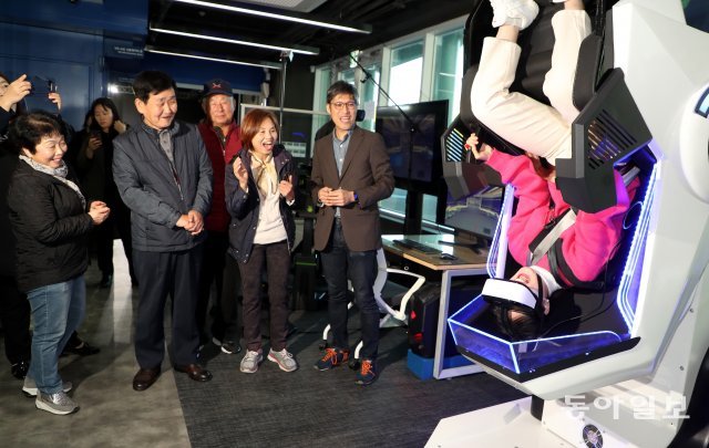 한 학생이 마치 놀이공원에 온 것처럼 ‘VR 시뮬레이터’를 체험하고 있다.