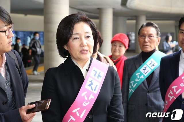 제일평화시장서 취재진 질문에 답하는 박영선 중소벤처기업부 장관. 사진=뉴스1