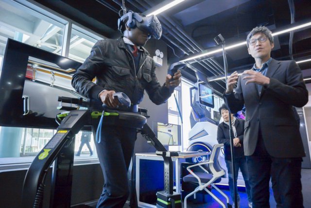 김효용 한성대학교 영상ㆍ애니메이션디자인 트랙 교수가 지역 주민 및 기자들을 상대로 VR 기기를 설명하고 있다. (출처=IT동아)