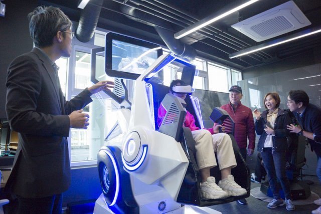 김효용 교수가 VR 시뮬레이터 존에 관한 설명을 진행하고 있다. (출처=IT동아)