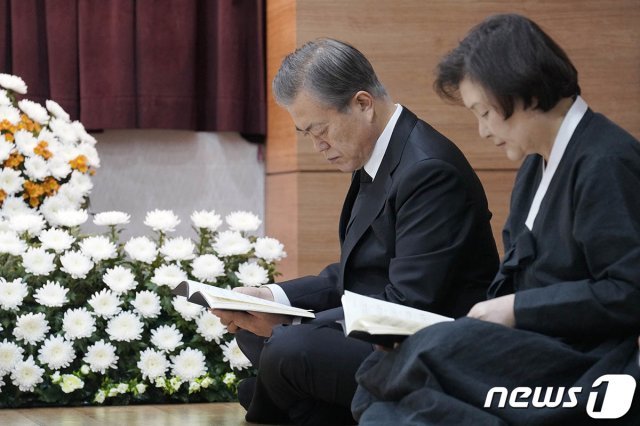 문재인 대통령과 김정숙 여사가 30일 오전 부산 남천성당에 마련된 문 대통령의 어머니 고 강한옥 여사의 빈소에서 연미사를 드리고 있다. (청와대 제공) 2019.10.30/뉴스1