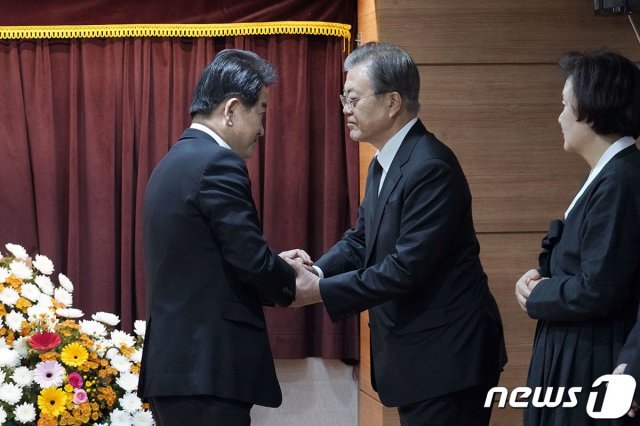 문재인 대통령이 30일 오전 부산 남천성당에 마련된 문 대통령의 어머니 고 강한옥 여사의 빈소를 조문한 정동영 민주평화당 대표와 인사하고 있다. (청와대 제공) 2019.10.30/뉴스1