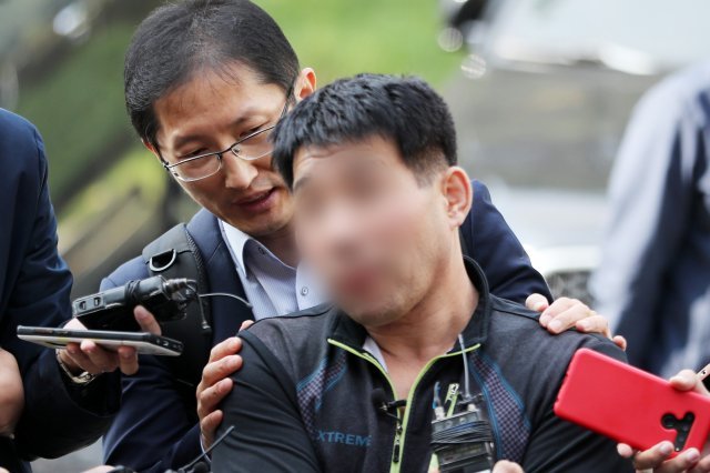 화성연쇄살인 8차 사건 범인으로 지목돼 20년을 복역한 윤 모 씨(52)가 26일 오후 경기 수원시 장안구 경기남부지방경찰청 광역수사대에 참고인 신분으로 출석해 그동안의 심경을 밝히고 있다. 사진=뉴스1