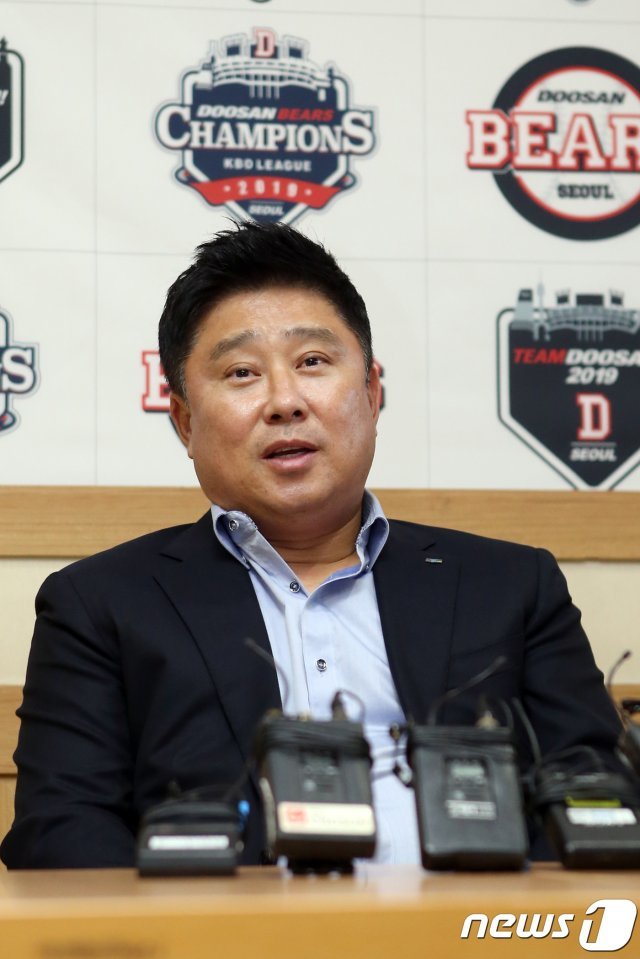 김태형 두산 베어스 감독이 30일 잠실구장에서 재계약 관련 기자회견을 열고 취재진의 질문에 답하고 있다. (두산 베어스 제공) © 뉴스1