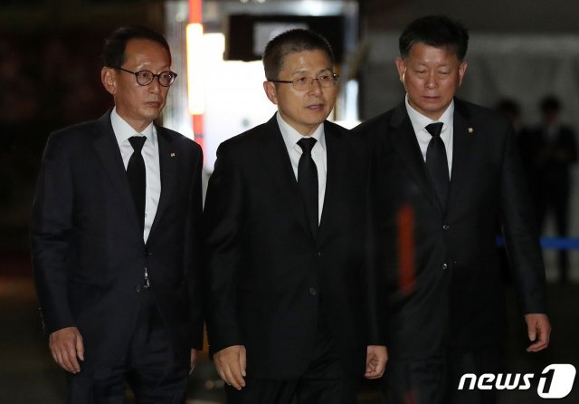 황교안 자유한국당 대표가 30일 오후 문재인 대통령의 모친 故 강한옥 여사의 빈소가 마련된 부산 수영구 남천성당에서 조문을 마치고 나서고 있다. 2019.10.30/뉴스1 © News1