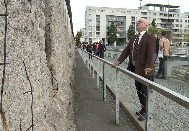 동독 사회민주당(SPD) 리하르트 슈뢰더 전 원내총무가 베를린 장벽을 보며 30년 전 붕괴 당시를 회상하고 있다.