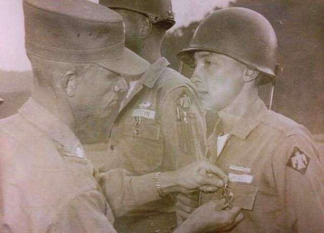 마이크 펜스 부통령이 2015년 11월 인디애나 주지사 시절 미국 ‘재향군인의 날’에 아버지를 기리며 올린 사진. 아버지 에드워드 펜스는 한국전에 참전한 공로로 1953년 4월 동성훈장을 받았다. 마이크 펜스 부통령 트위터