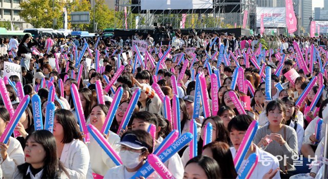 30일 서울 광화문광장에서 열린 ‘2019 간호정책 선포식’에서 참석자들이 간호사의 업무와 역할을 명확히 규정하는 간호법 제정을 촉구하고 있다. 이날행사에는 전국 간호대 학생 등 약 5만 명이 참석했다.장승윤 기자 tomato99@donga.com