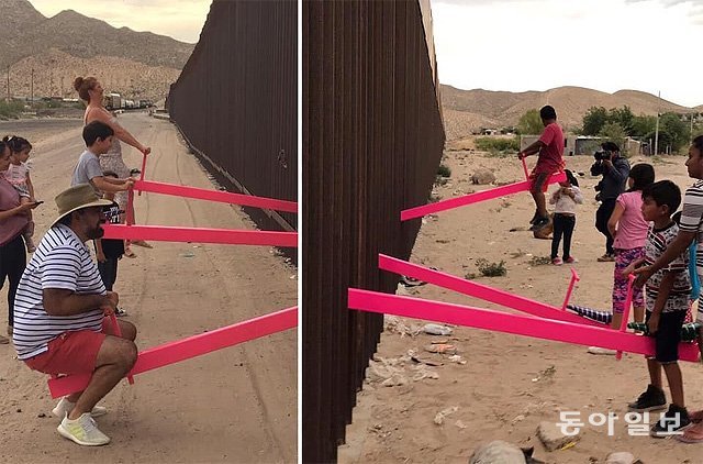 올해 7월 말 그가 미국과 멕시코 국경 장벽에 설치한 분홍색 시소를 타려고 주민들이 몰려든 모습.