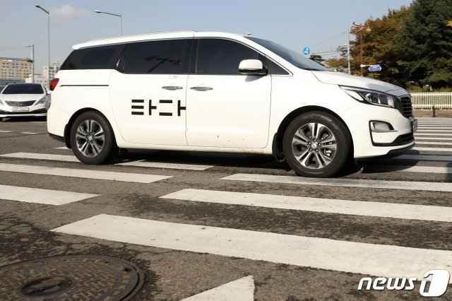 서울 시내에서 타다 차량이 도로 위를 달리고 있다. 2019.10.29/뉴스1 © News1