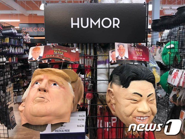 미국의 한 가게에 진열돼 있는 도널드 트럼프 미국 대통령과 김정은 북한 국무위원장 가면.  (자유아시아방송) © 뉴스1