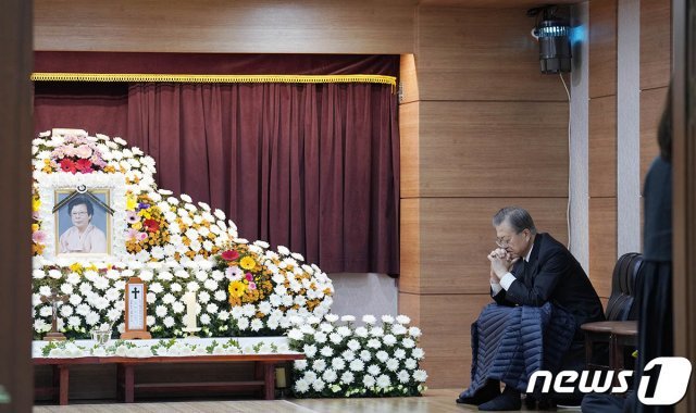 문재인 대통령이 30일 오전 부산 남천성당에 마련된 문 대통령의 어머니 고 강한옥 여사의 빈소에서 생각에 잠겨 있다. (청와대 제공)