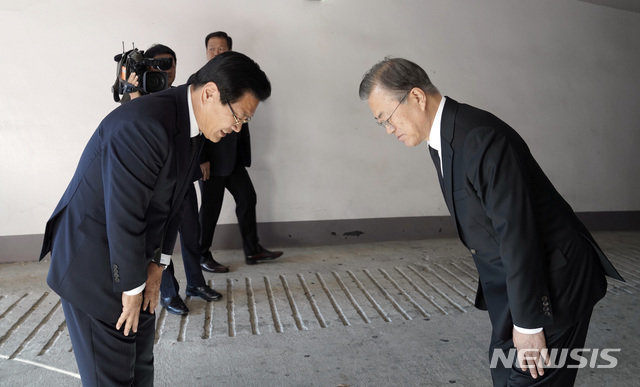 문재인 대통령, 모친 빈소 찾은 홍문종 대표와 인사. 뉴시스