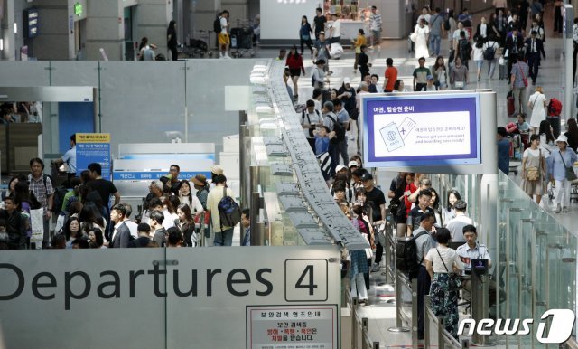 여름철 성수기 여행 시즌이 시작된 14일 오후 인천국제공항 출국장에서 내외국인들이 보안검색을 받기 위해 줄 서 있다. © News1