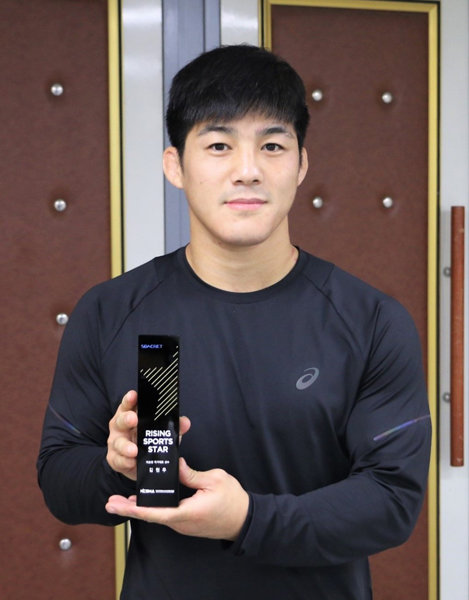 레슬링 국가대표 김현우 선수가 지난 6일 ‘2020 시크릿 라이징 스포츠스타상’을 수상한 뒤 상패를 들어 보이고 있다. 이날 열린 제100회 전국체육대회 남자 그레코로만형 82kg급 결승에서 그는 개인통산 8번째 금메달을 목에 걸었다.