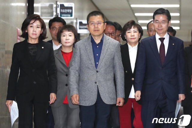 황교안 자유한국당 대표, 나경원 원내대표 등이 30일 오전 서울 여의도 국회에서 열린 당대표 및 최고위원-중진의원 연석회의에 참석하고 있다. 2019.10.30/뉴스1 © News1