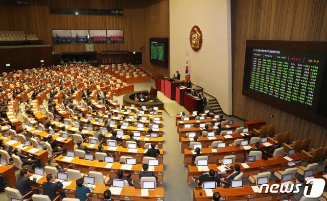 31일 오후 서울 여의도 국회 본회의장에서 열린 제371회국회(정기회) 제10차 본회의에서  교육부 소관 12개 법안이 통과됐다.(뉴스1 DB) © News1