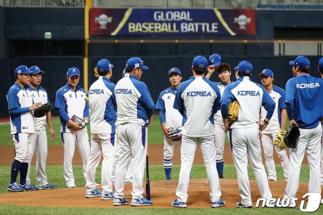 31일 2019 세계야구소프트볼연맹(WBSC) 프리미어12 참가를 앞둔 야구 대표팀 선수들. 2019.10.31/뉴스1 © News1