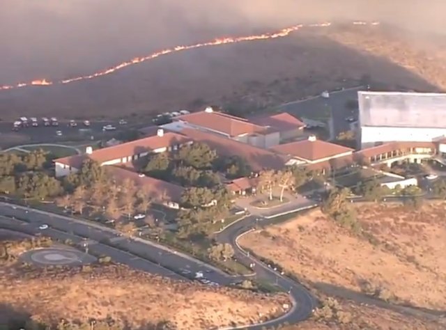 미국 캘리포니아주 시미밸리 산불이 로널드 레이건 대통령 도서관을 위협하고 있다. <CNN화면 갈무리>