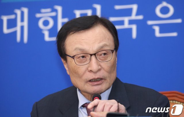 이해찬 더불어민주당 대표가 30일 서울 여의도 국회에서 열린 정기 기자간담회에서 발언을 하고 있다. 2019.10.30/뉴스1 © News1