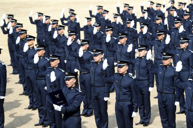 2월 14일 오전 충북 청주시 공군사관학교에서 열린 제71기 공군사관생도 입학식에서 생도들이 선서를 하고 있다. 사진=뉴스1