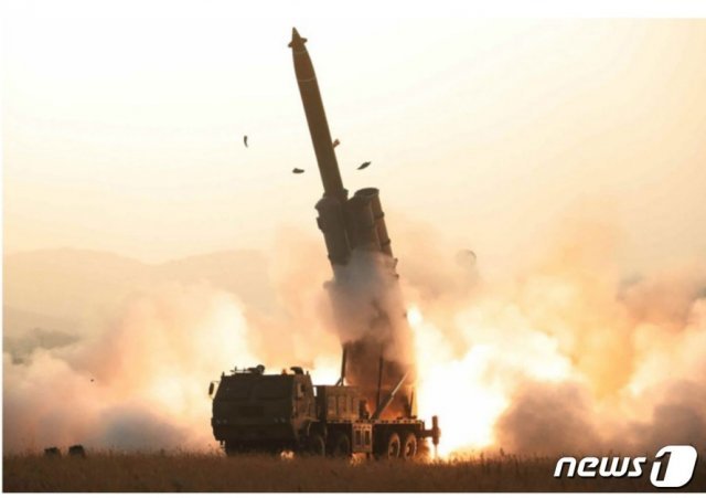 북한 노동당 기관지 노동신문은 1일, 전일 국방과학원이 전일 초대형 방사포 시험 사격을 성공적으로 진행했다고 밝혔다. © 뉴스1